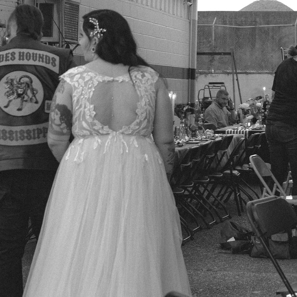 GALINA SIGNATURE
illusion plunge lace appliqued wedding dress IVORY/CASHMERE - Picture 4 of 10